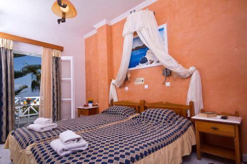 Golden Star, Santorini
