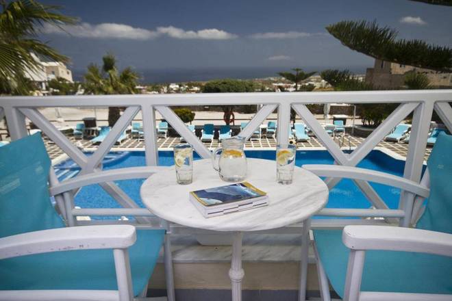 Golden Star, Santorini