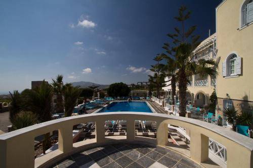Golden Star, Santorini